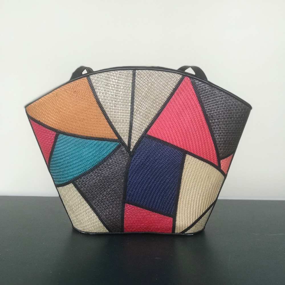 Colorful handmade straw tote bag. Desenyo Buntal.